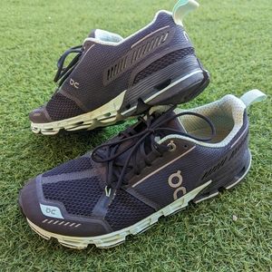 On cloud Women's shoes sz 10 blue navy teal